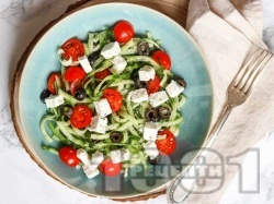 Лесна гръцка салата с краставица, чери домати, пресен лук, сирене, маслини и дресинг - снимка на рецептата
